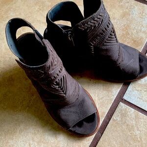 Vince Camuto Karinta Block Heel Booties Size 8